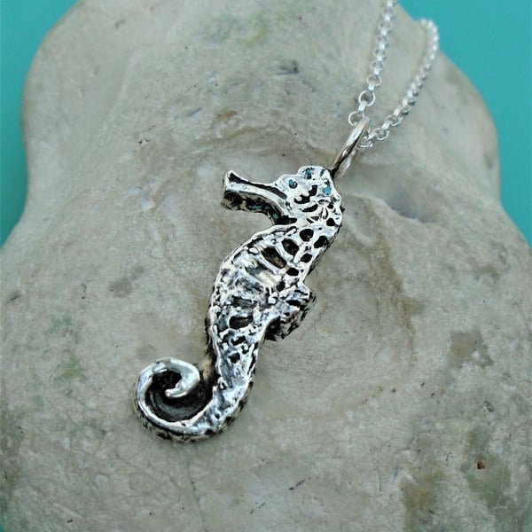 Fine silver seahorse pendant