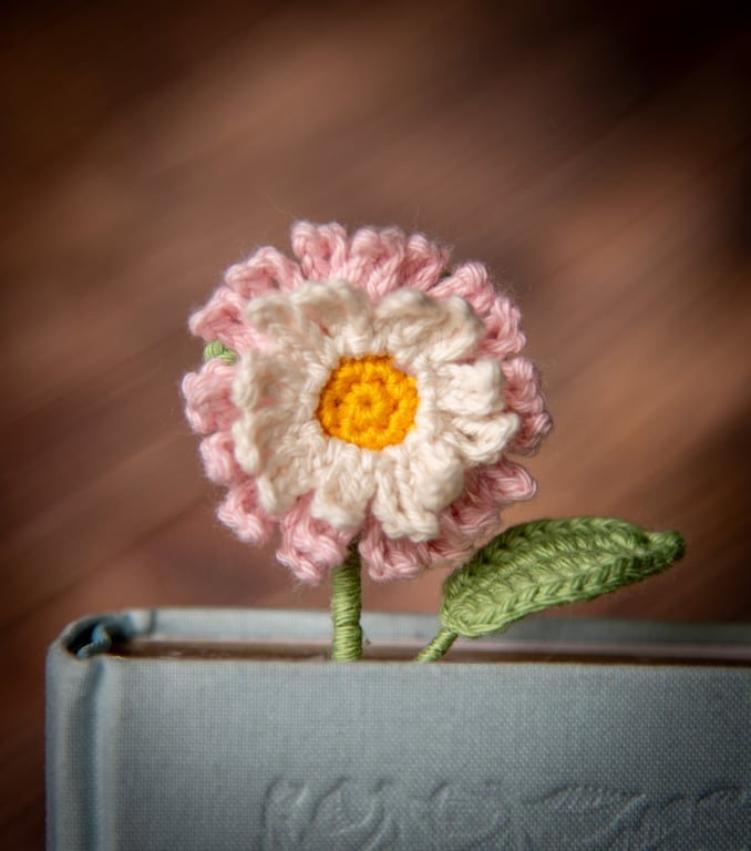 Pink Daisy Crochet Bookmark