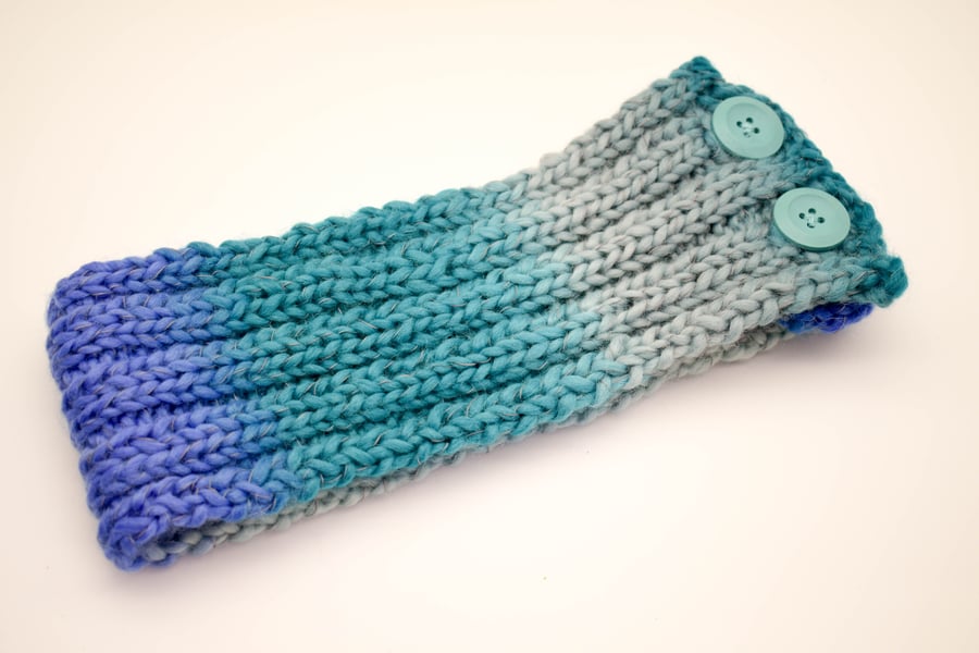 Chunky knit reflective headband in shades of blue and turquoise