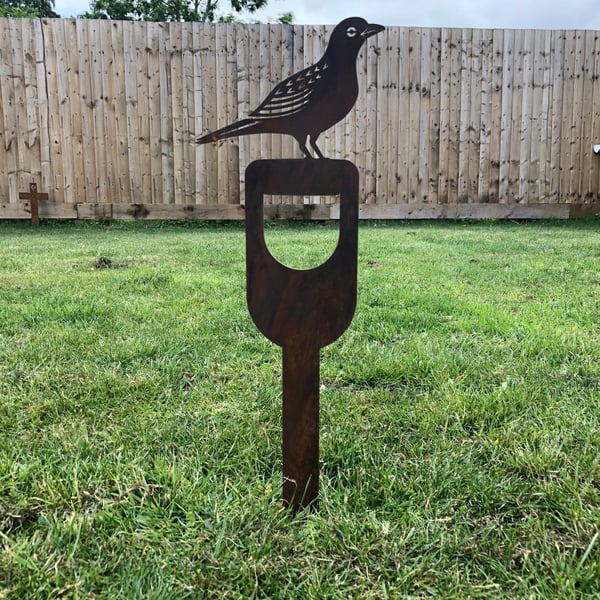 BLACKBIRD ON a SPADE , Bird Garden ornament , garden statue ,Rustic garden decor