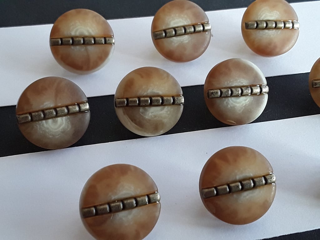 9 16" 15mm 24L Polyester Horn & Antique Brass bar Buttons