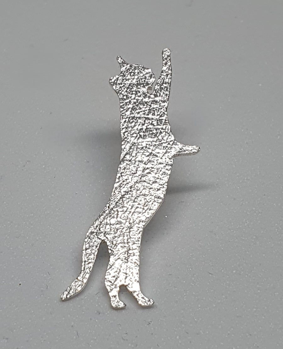 Stretching cat brooch or tie pin