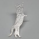 Stretching cat brooch or tie pin
