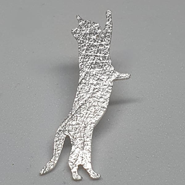 Stretching cat brooch or tie pin