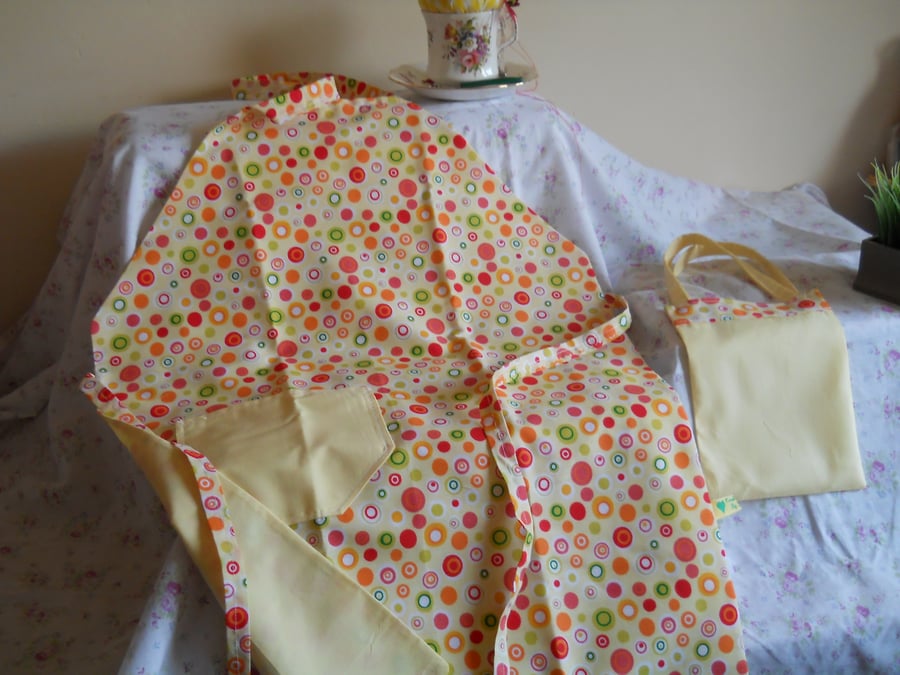 CHILDS REVERSABLE APRON WITH MATCHING CARRY BAG