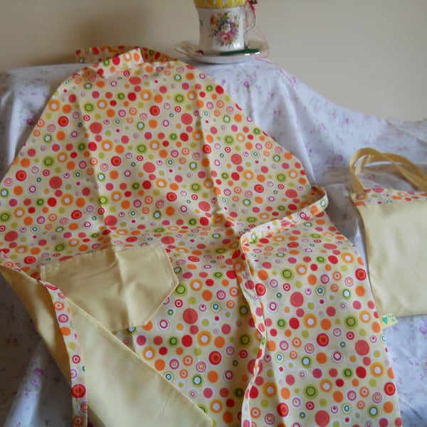CHILDS REVERSABLE APRON WITH MATCHING CARRY BAG
