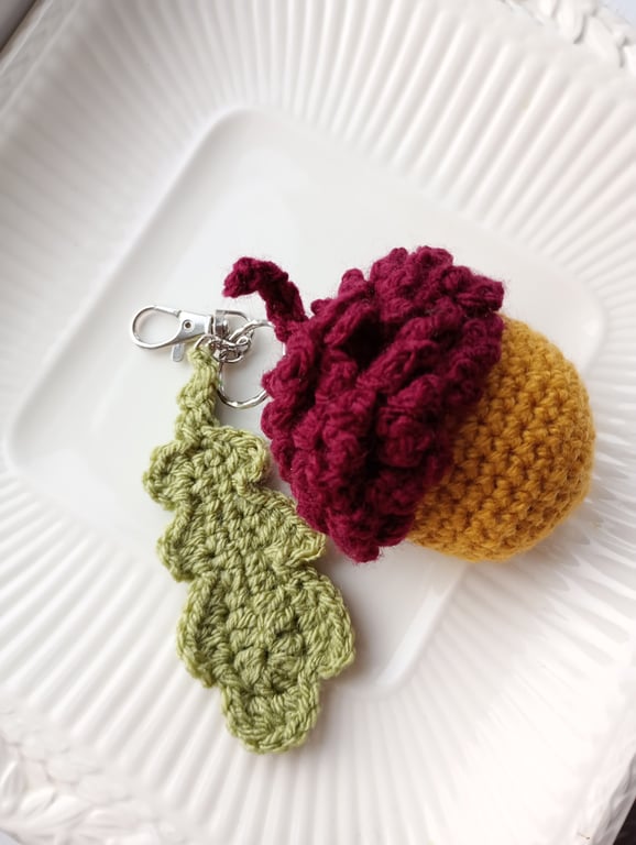 Acorn keyring crochet