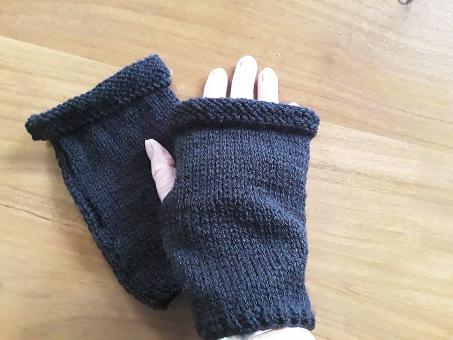 Black fingerless gloves