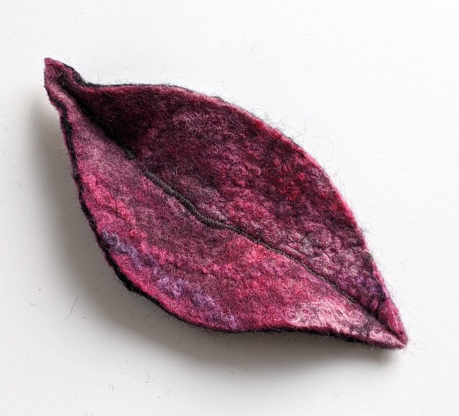 Felted leaf brooch : dark pinks ii