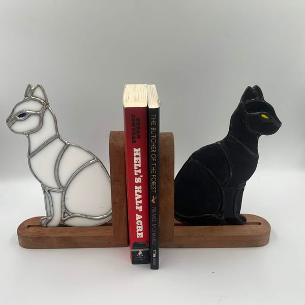 Black and white cat book ends