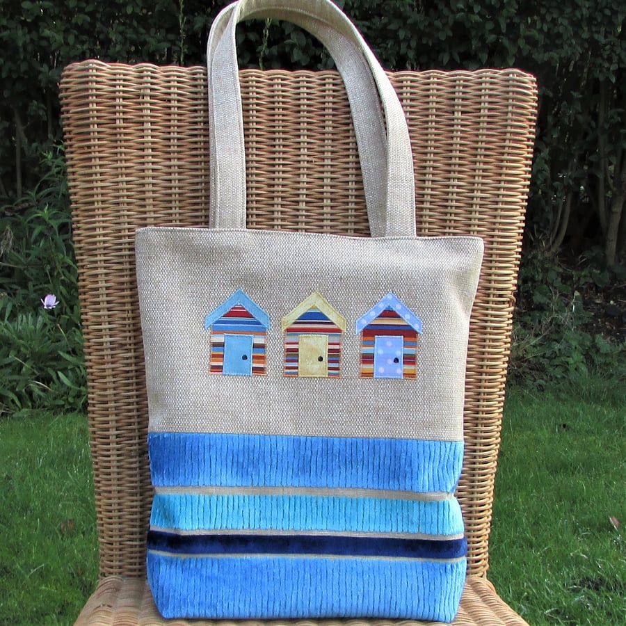 Beach huts tote bag in beige with red, yellow and blue huts and striped blue sea