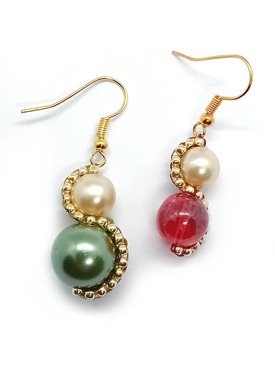 Gold and pearl contemporary beaded earring