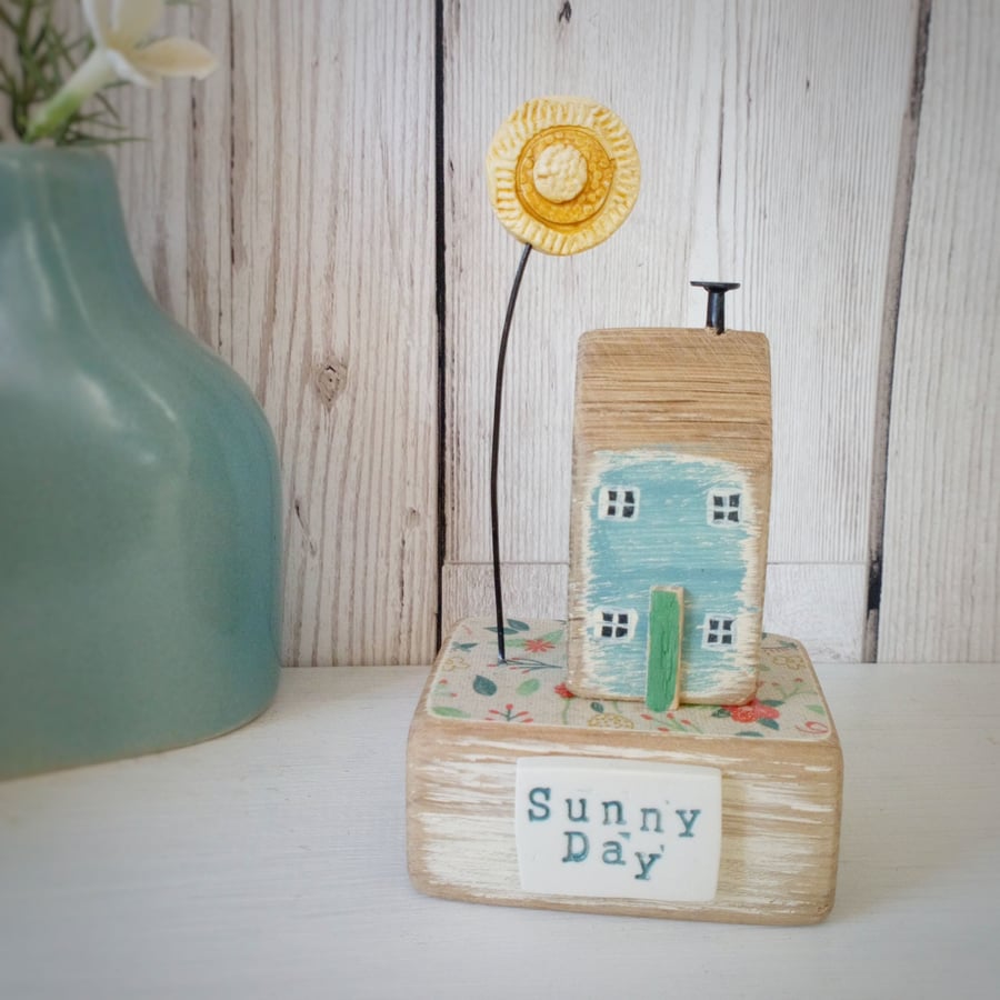 Little house with clay sun 'Sunny Day'