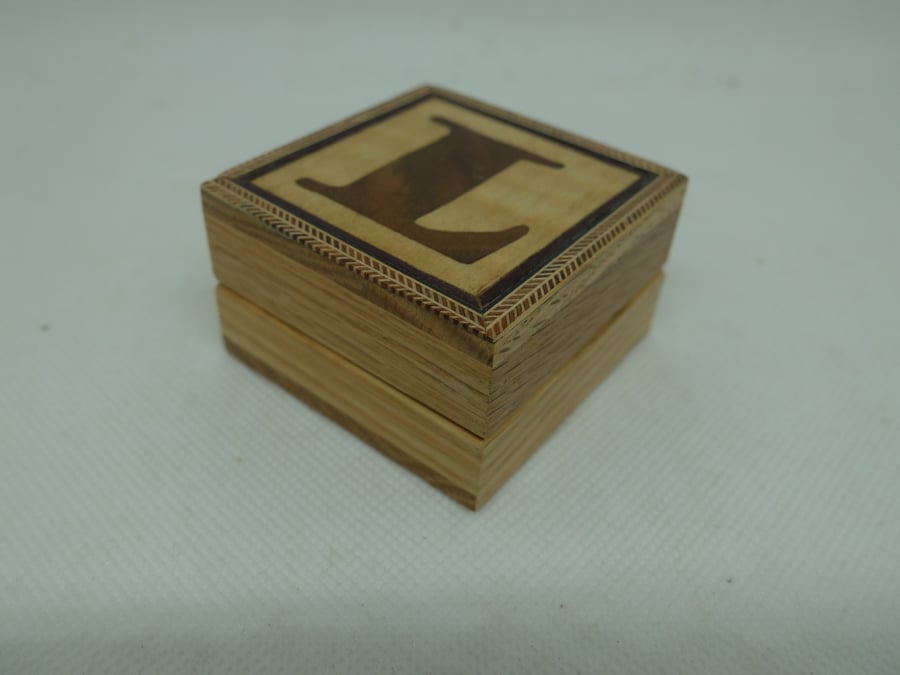 Small box with lift off lid, decorated with letter L