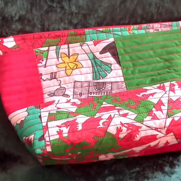 Welsh Fabric Quilted Zippered Bag Small
