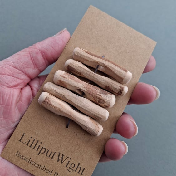 Set of five driftwood toggle buttons with single hole