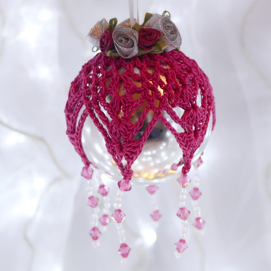 Christmas bauble silver and dark pink crochet lace vintage style, Z3