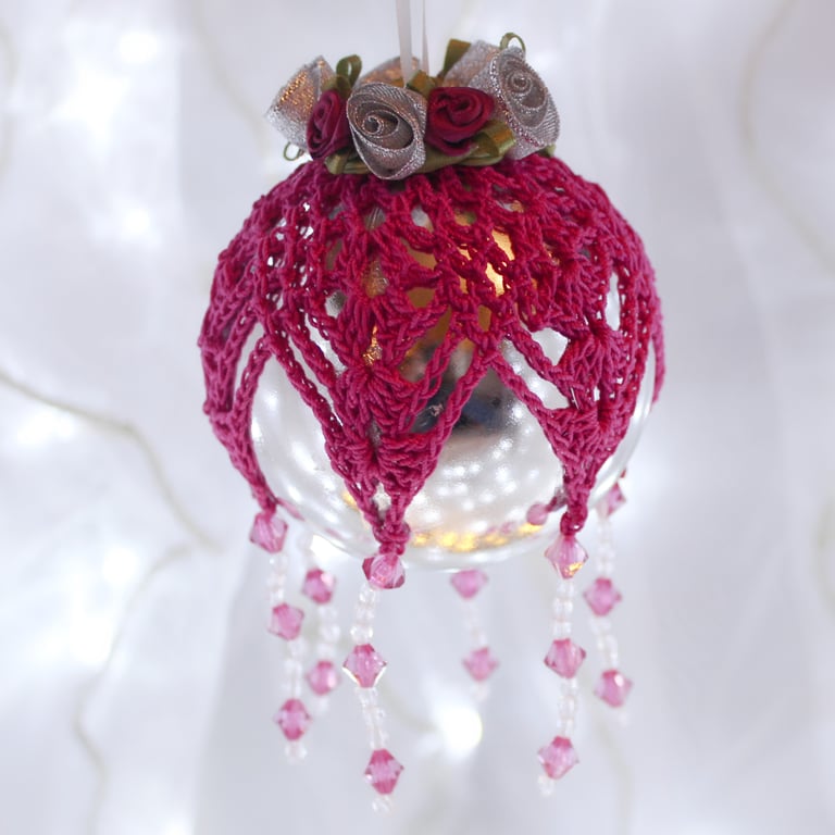 Christmas bauble silver and dark pink crochet lace vintage style, Z3
