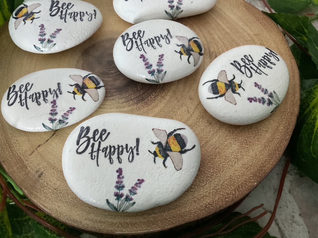 Pebble garden ornament. Paperweight. Bee
