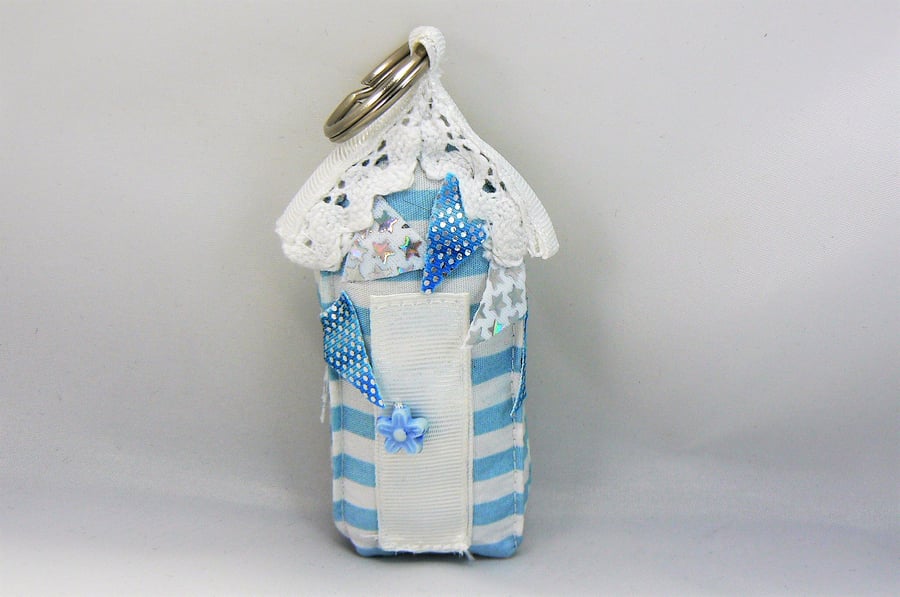 Beach hut keyring  (blue stripe with bunting) 