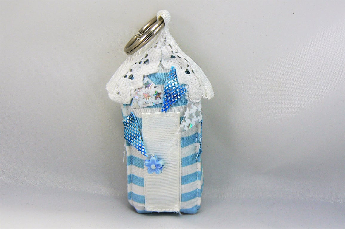 Beach hut keyring  (blue stripe with bunting) 