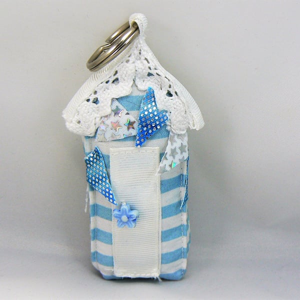 Beach hut keyring  (blue stripe with bunting) 