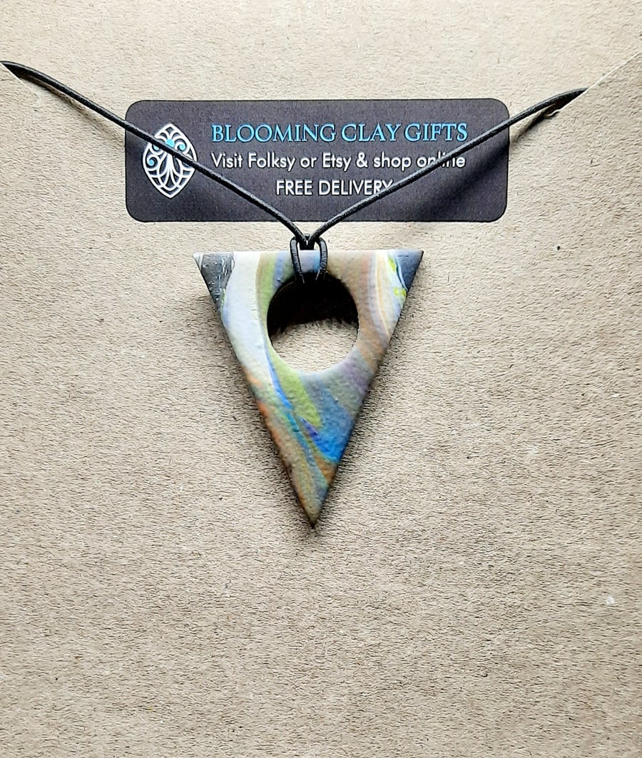 Cutout pendant necklace 