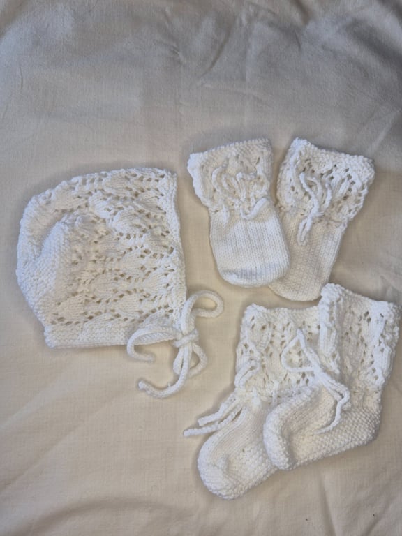 Handknitted traditional bonnet, booties and mitts