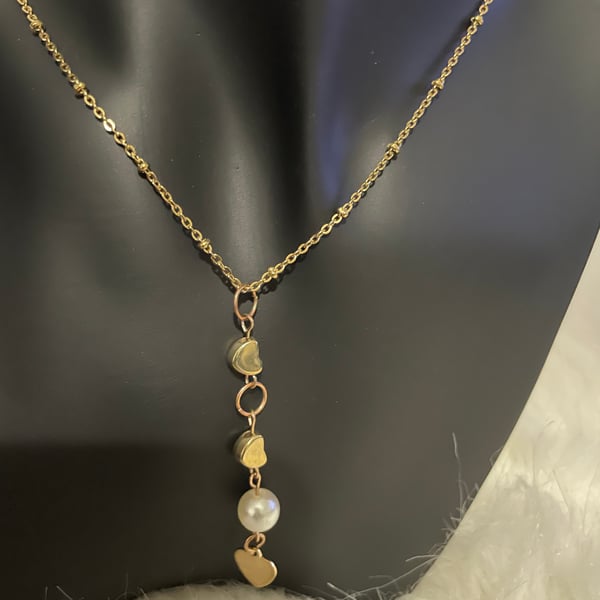 Gold plated pearl and heart pendant necklace 