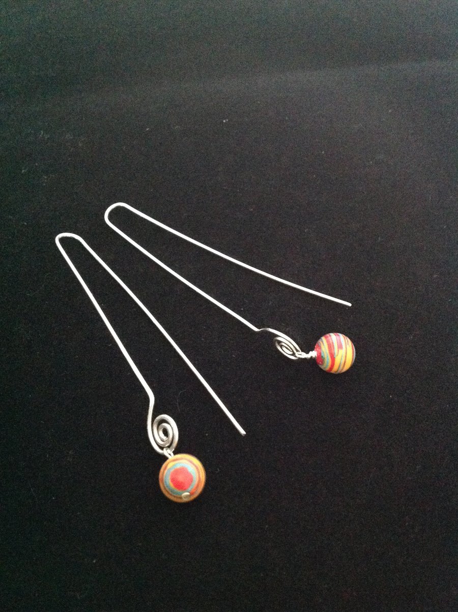 Long arc earrings with multicolour beads