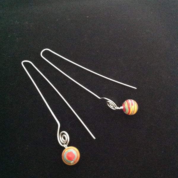 Long arc earrings with multicolour beads