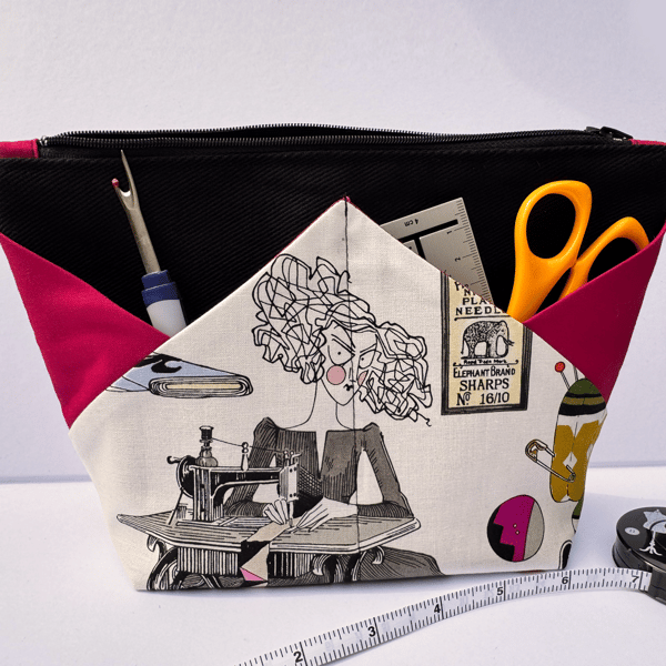 Small multi pocket bag for sewing bits and bobbins