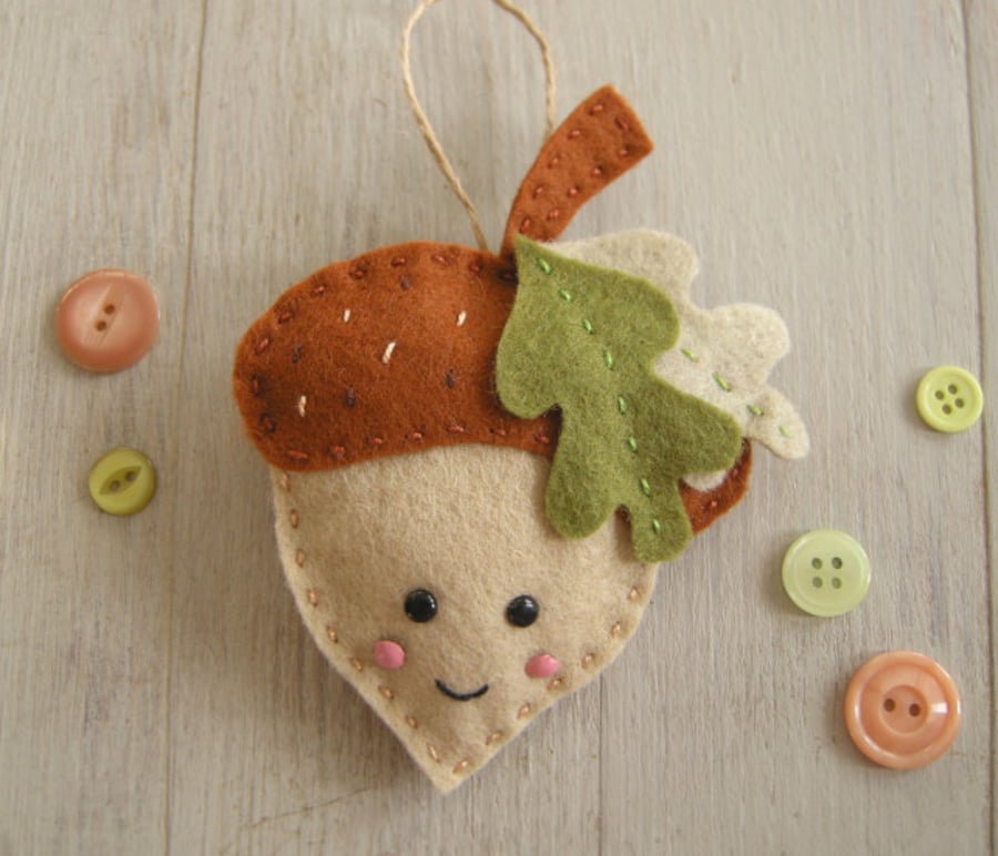 Sewing kit Alice the acorn felt decoration 