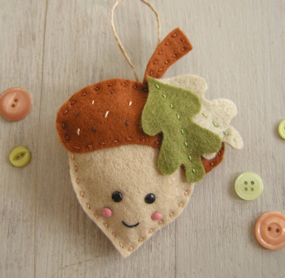 Sewing kit Alice the acorn felt decoration 