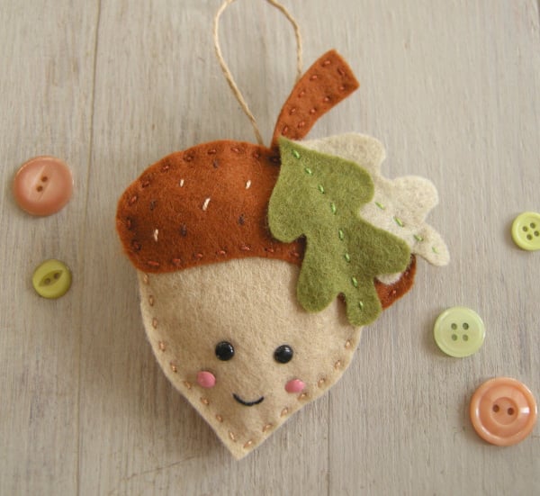 Sewing kit Alice the acorn felt decoration 