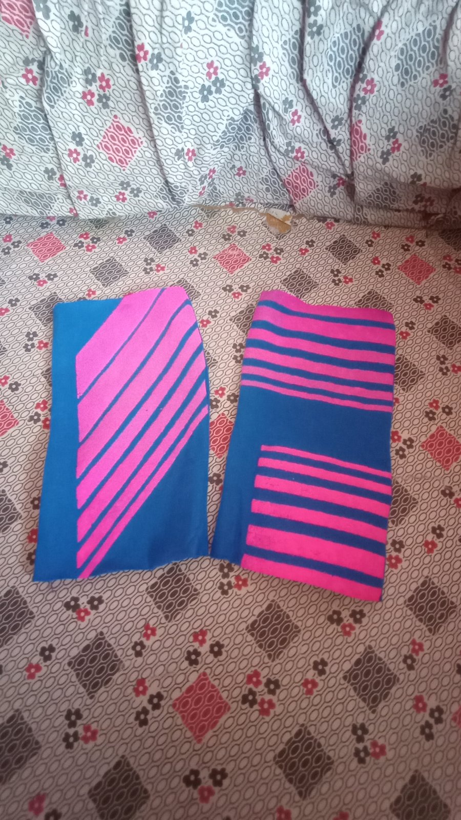 Pink Neon on Ultramarine blue Print T Jersey Fashion Wrist Warmers