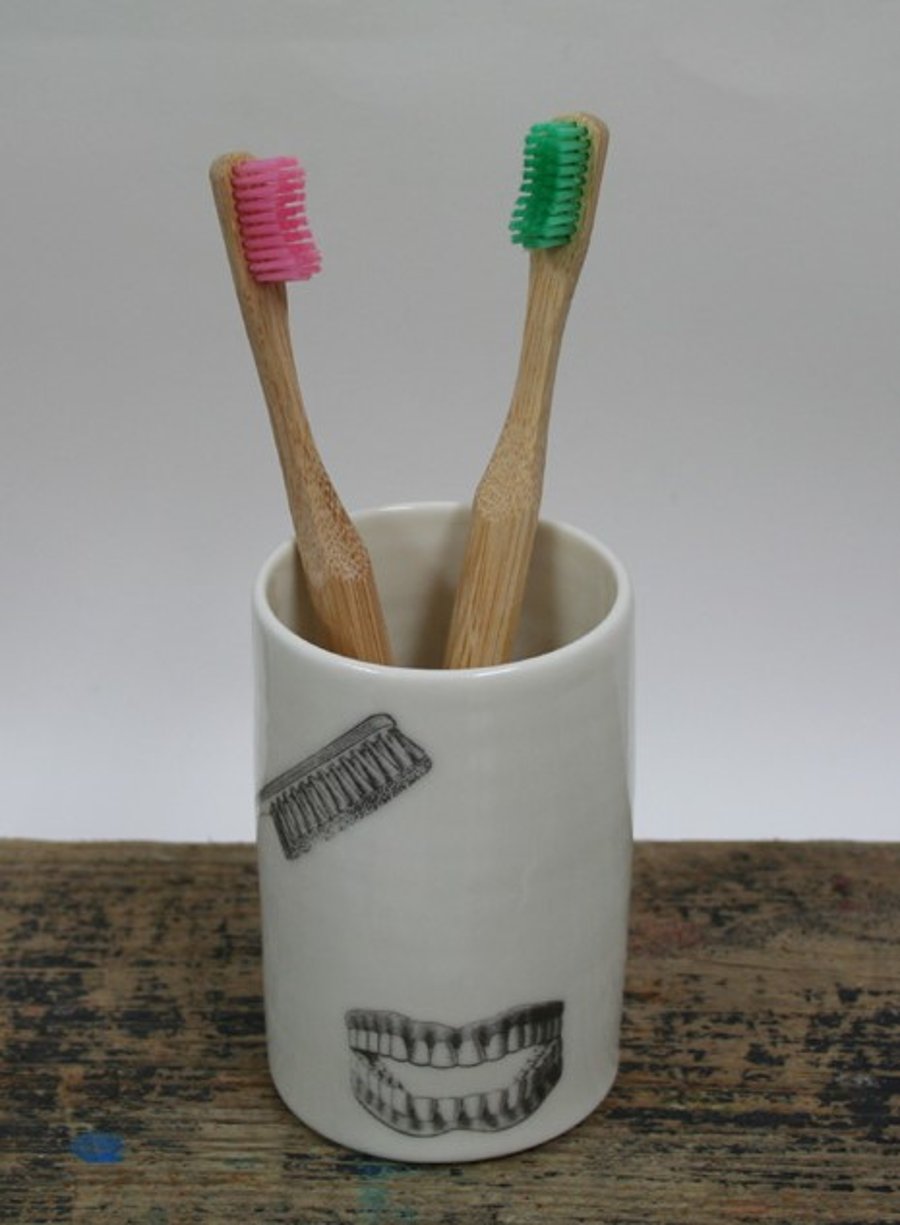 Porcelain cylinder with toothbrush image