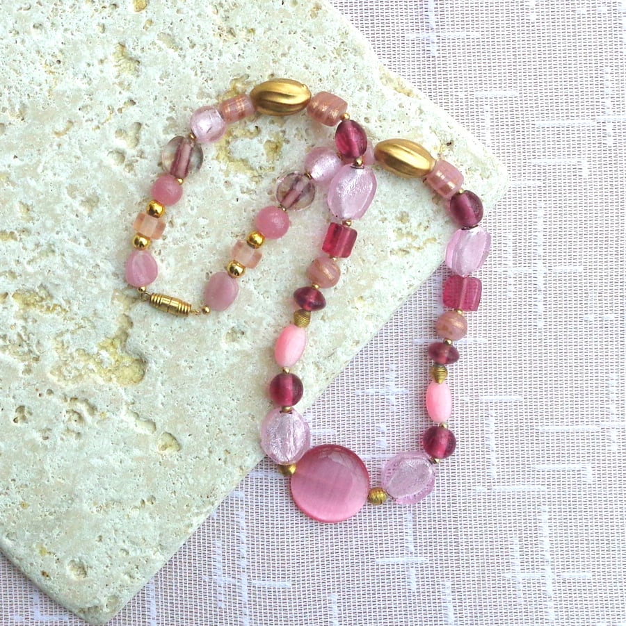  Necklace of glass beads in shades of pink & gold