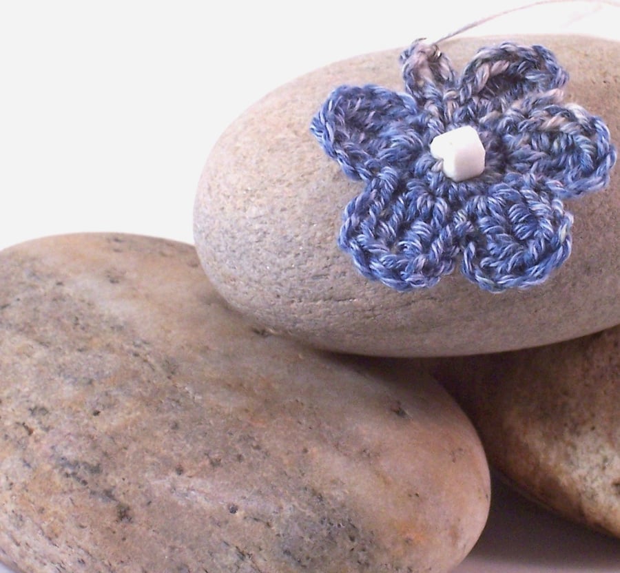 Crochet necklace with flower blossom - Gabrielle