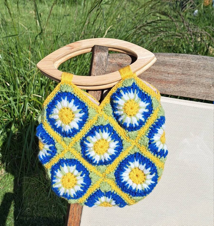 Floral and retro inspired Crochet bag with wooden handles 