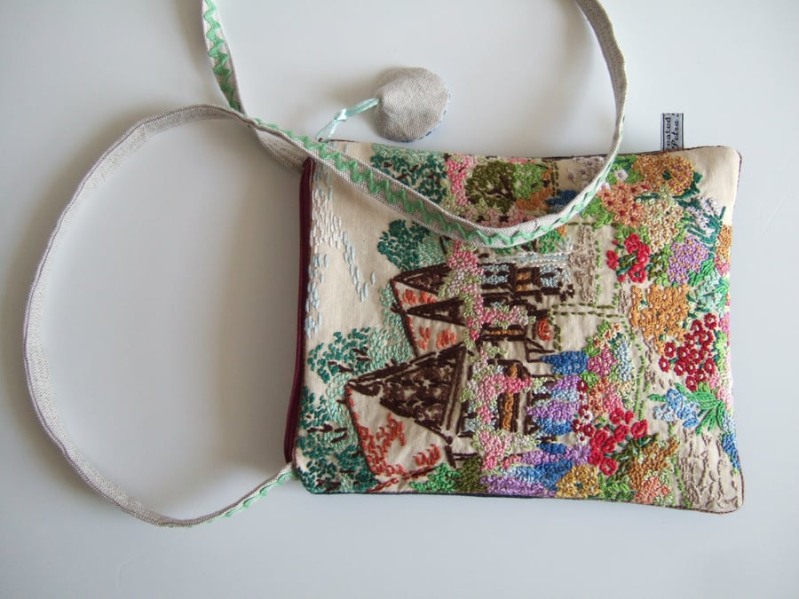 Vintage embroidery across your body zipped bag. 