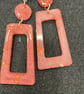 Pink geometric resin dangle earrings - Image 2