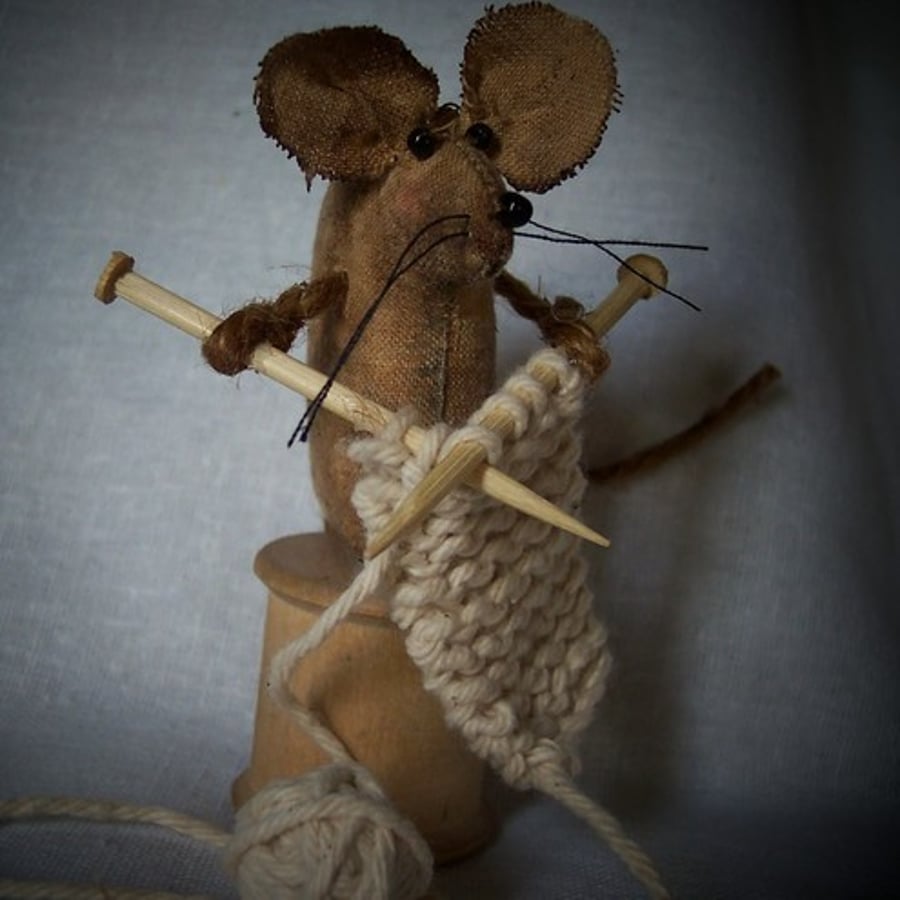 Knitting Mousie