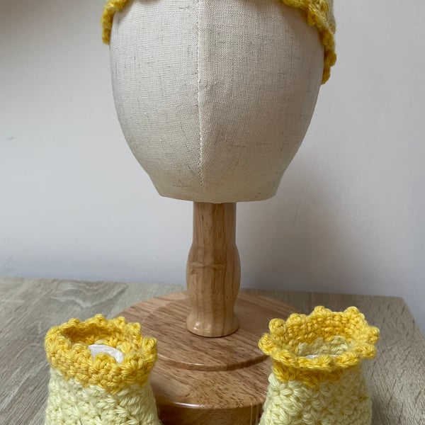 Yellow baby hat and bootie set.