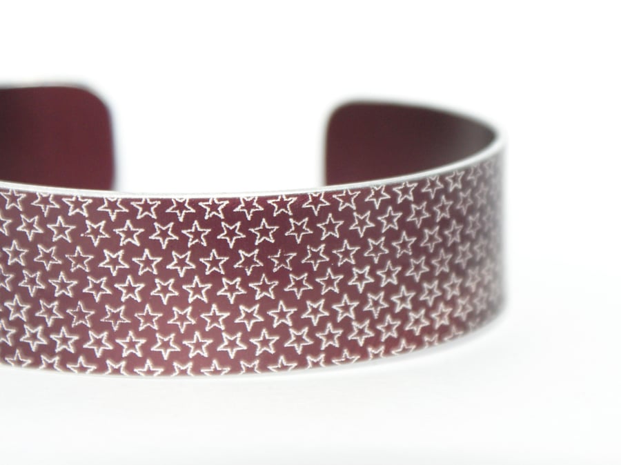 Geometric star pattern cuff bracelet dark red