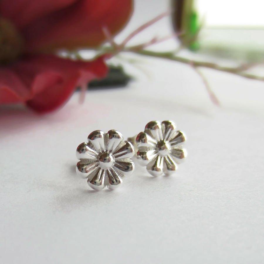 Little Daisy Stud Earrings - Fine Silver - April Birth Flower