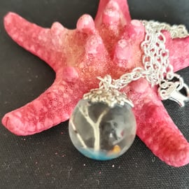 R7. Seaside theme resin globe necklace