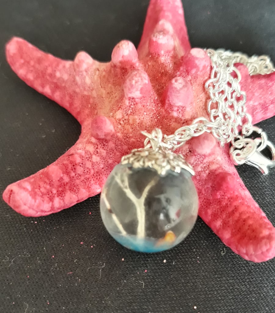 R7. Seaside theme resin globe necklace