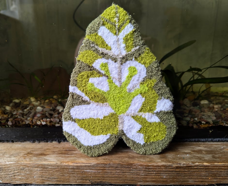 Frog Foot Print on a Tricolour Tropical Leaf Mug Rug