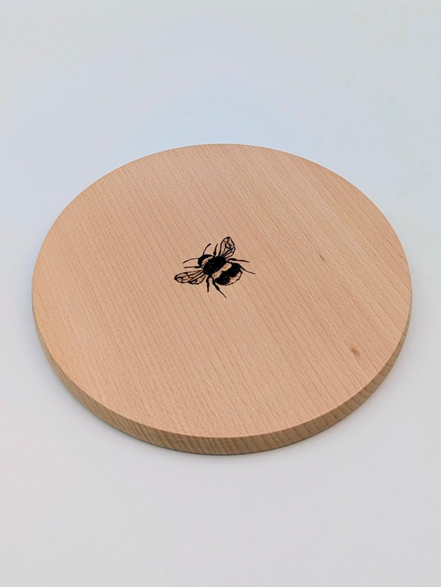 Bee wooden chopping board or serving board, pyrography, gift for a bee lover
